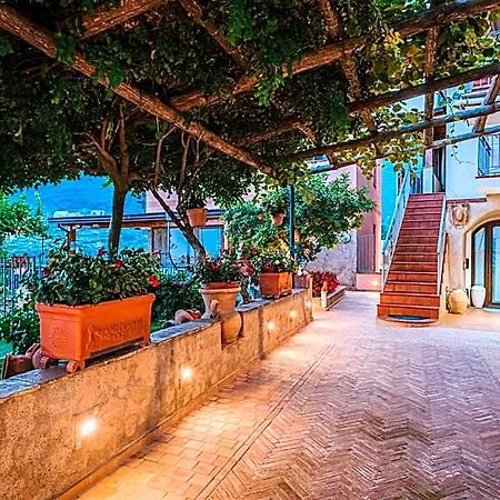Il Cortile 4*